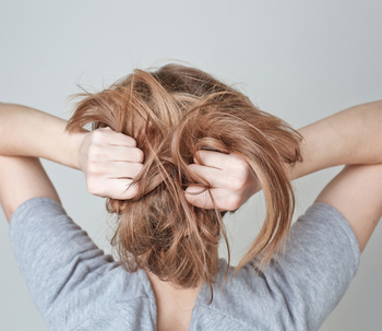 Conheça a tricotilomania, a compulsão por arrancar cabelos