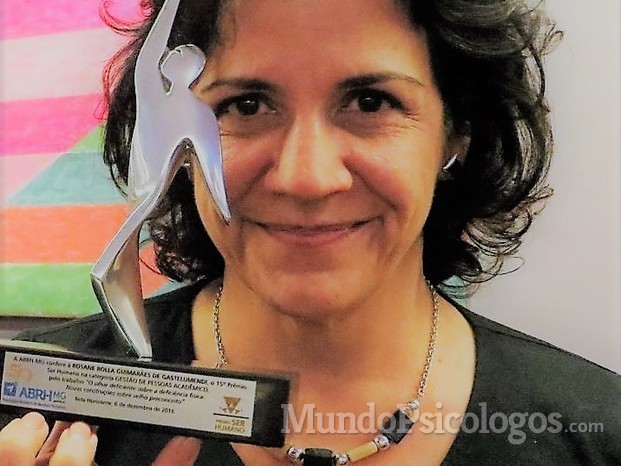 Rosane Rolla com prêmio Ser Humano